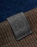 Lue i merinoullfleece til baby Kongeblå