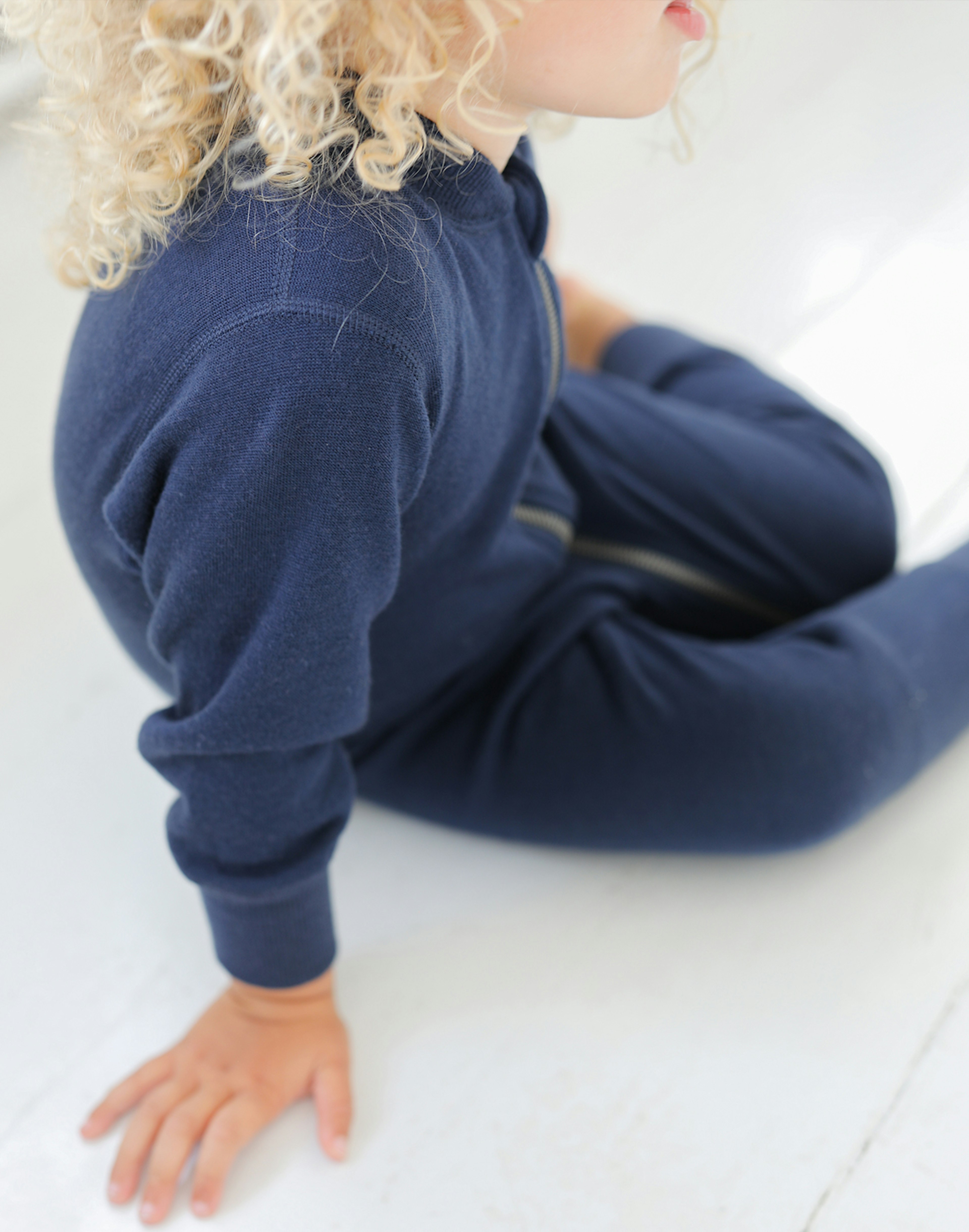 Heldragt i merinouldfrotté til baby Mørkeblå
