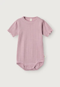 Kortermet body med pointellemønster i merinoull/silke til baby