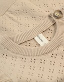 Hullstrikket bomullsvest til baby Beige