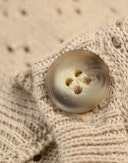 Hullstrikket bomullsvest til baby Beige